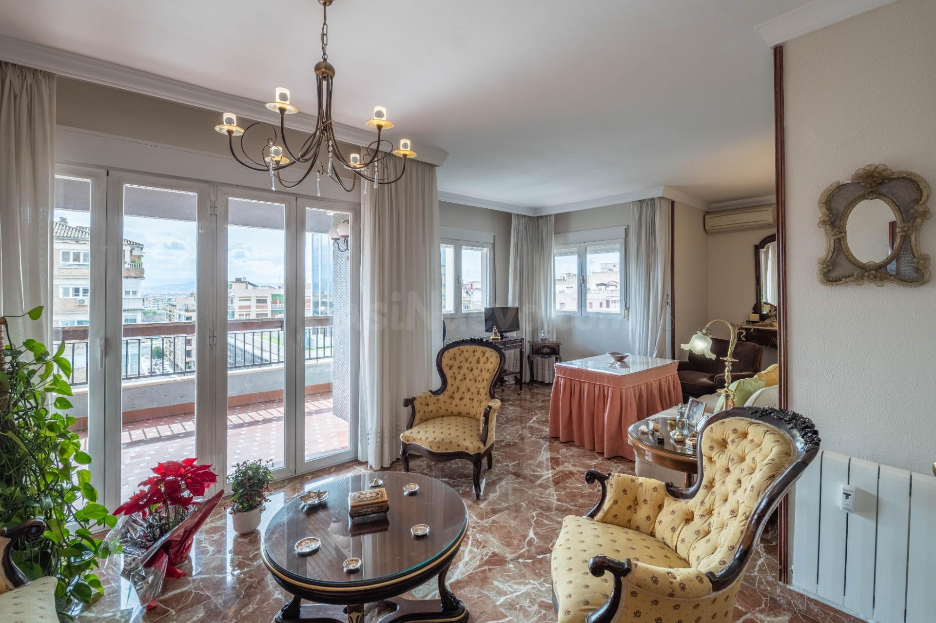 Exclusiva vivienda haciendo esquina en Avenida de la Constitución con terraza y vistas - foto 2