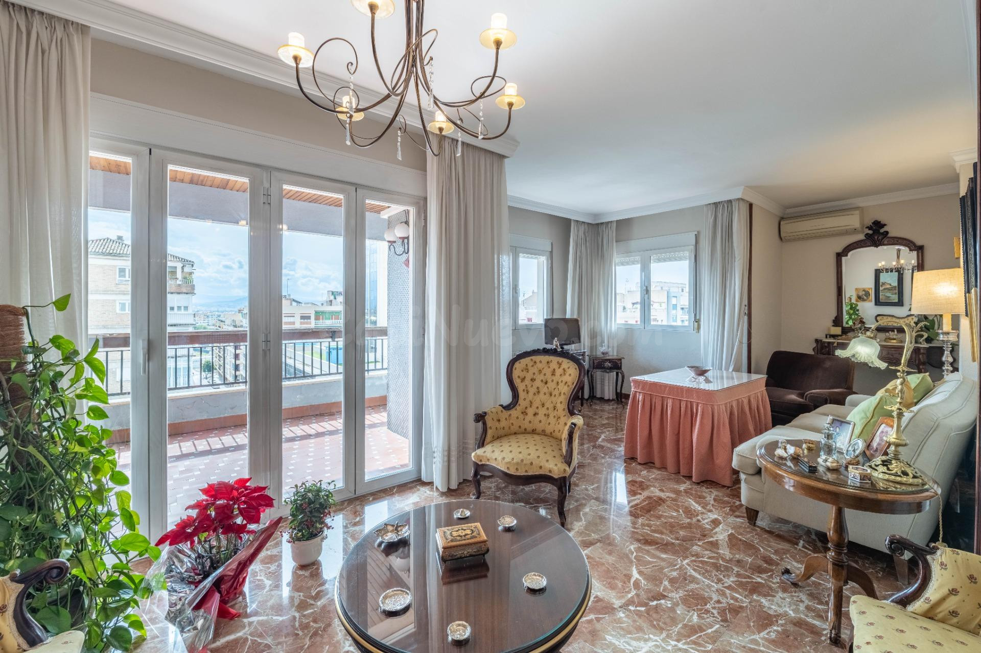 Exclusiva vivienda haciendo esquina en Avenida de la Constitución con terraza y vistas - foto 3
