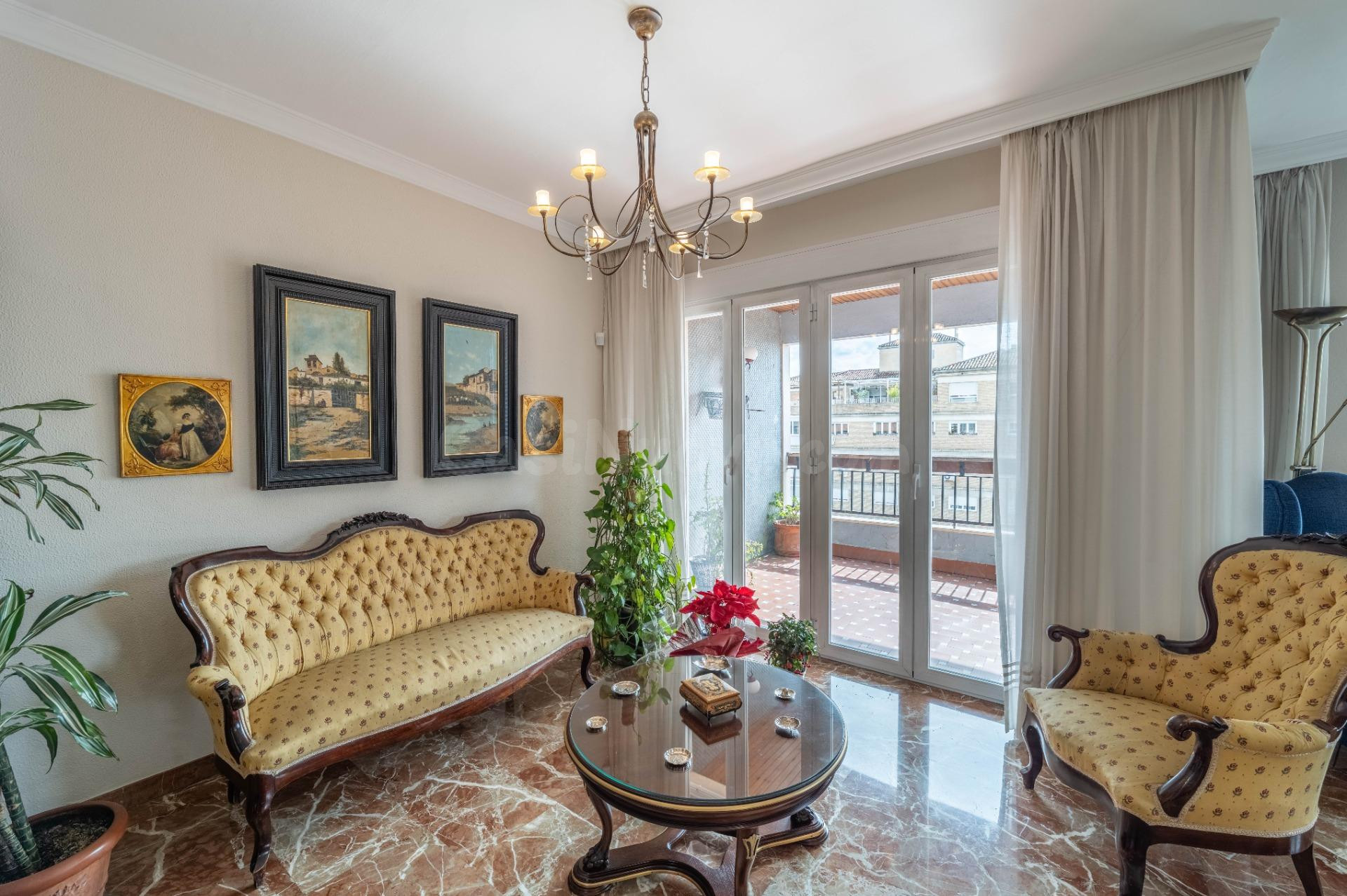 Exclusiva vivienda haciendo esquina en Avenida de la Constitución con terraza y vistas - foto 4