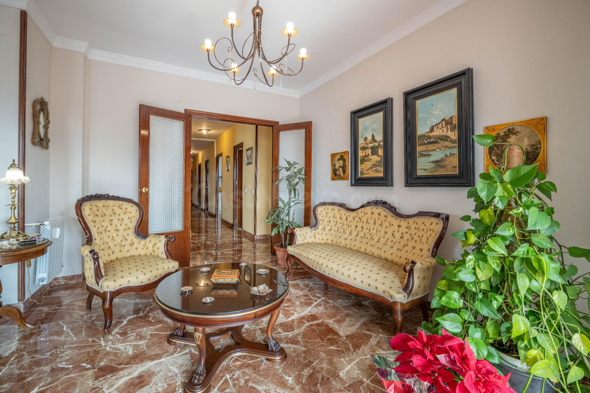 Exclusiva vivienda haciendo esquina en Avenida de la Constitución con terraza y vistas - foto 5