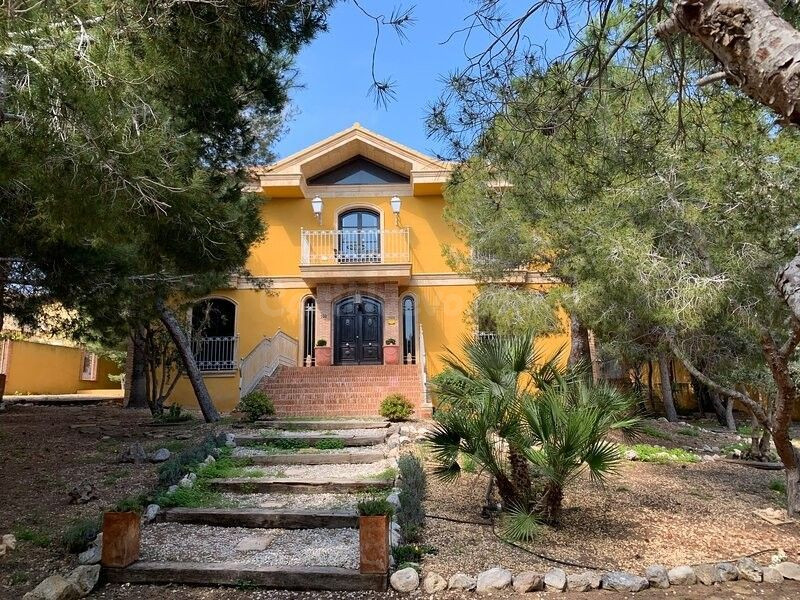 Magnífica villa de estilo rústico, construida en el año 2000 - foto 2
