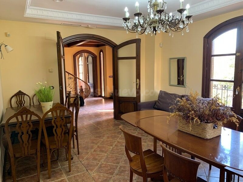 Magnífica villa de estilo rústico, construida en el año 2000 - foto 3