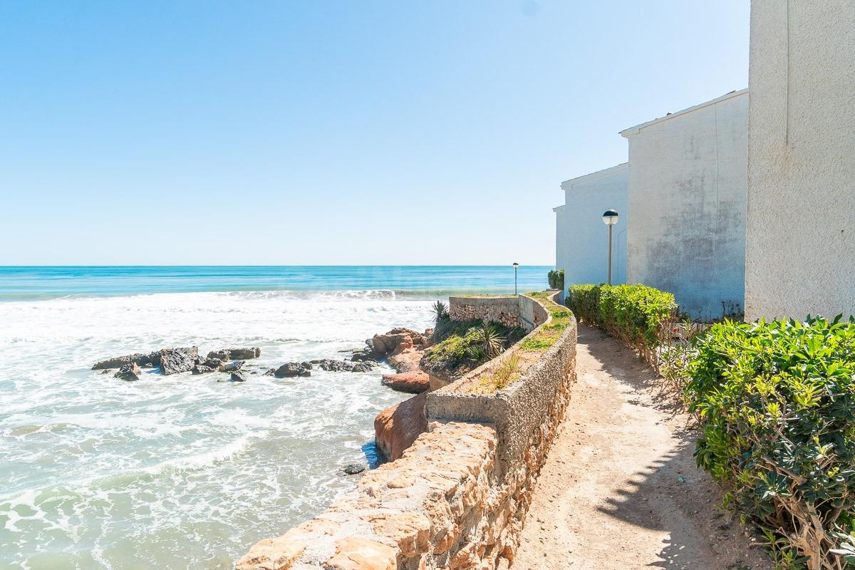 Adosado en primera línea de mar en Playa Flamenca (Orihuela 