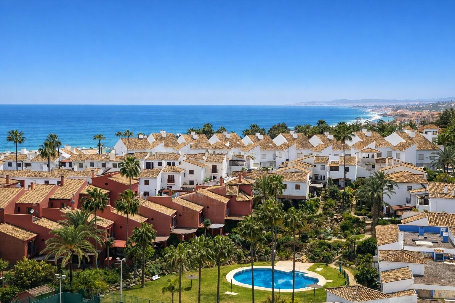 Adosado en Urbanización en Primera Línea de Playa – Bahía Azul, Estepona Oeste