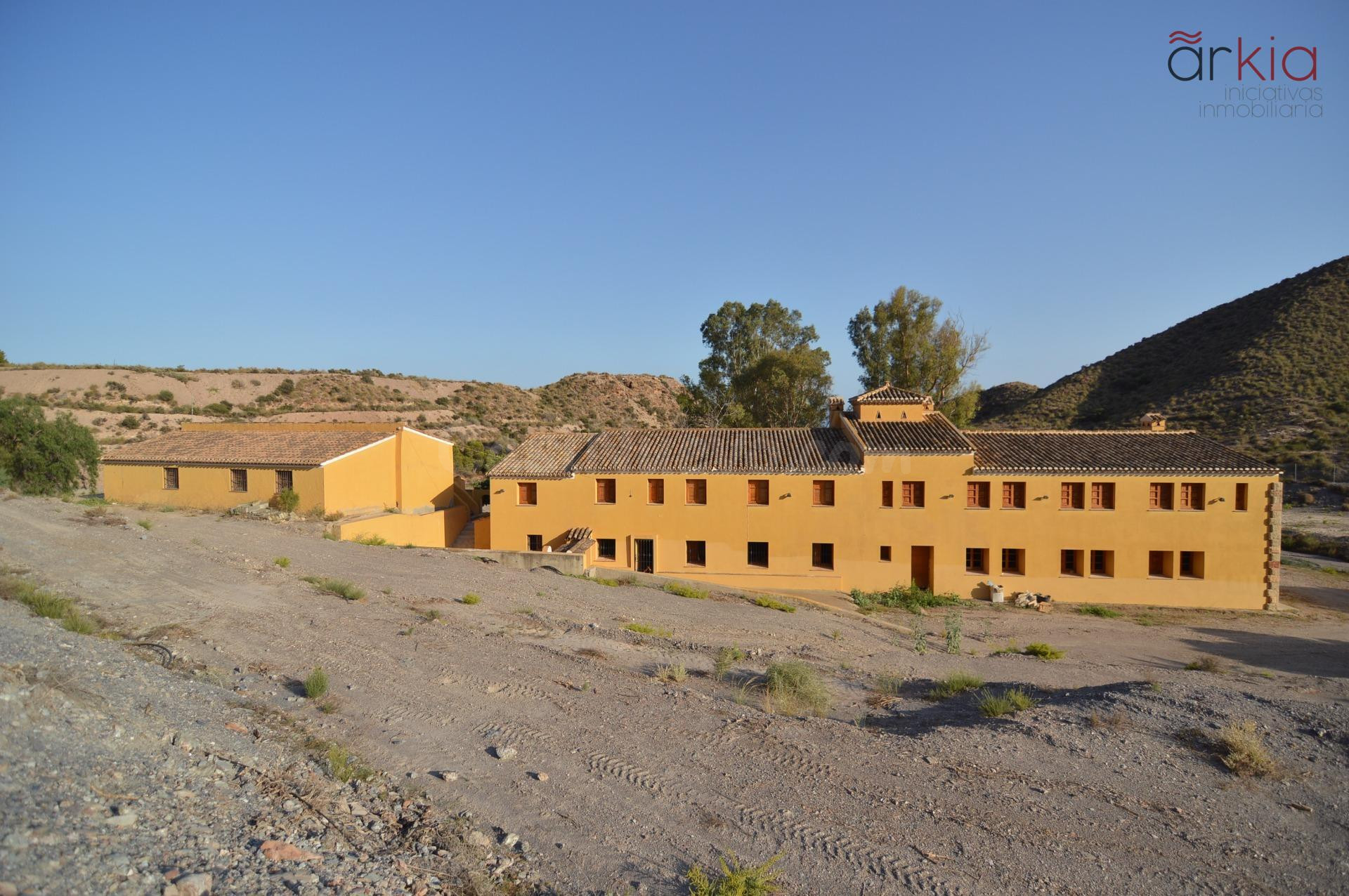 Amplia Propiedad en Águilas con Potencial de Desarrollo por €800,000