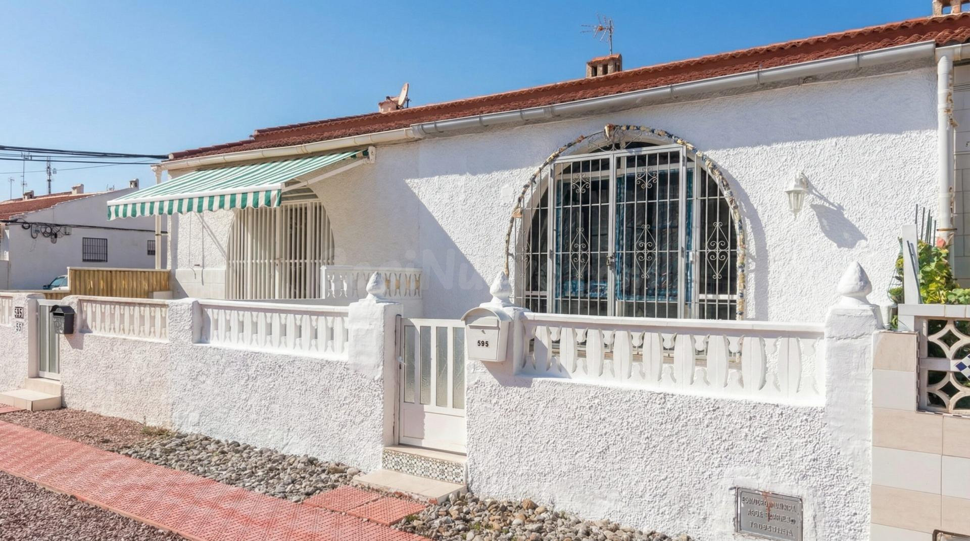 BUNGALOW ADOSADO DE 2 DORMITORIOS EN LA SIESTA (TORREVIEJA)