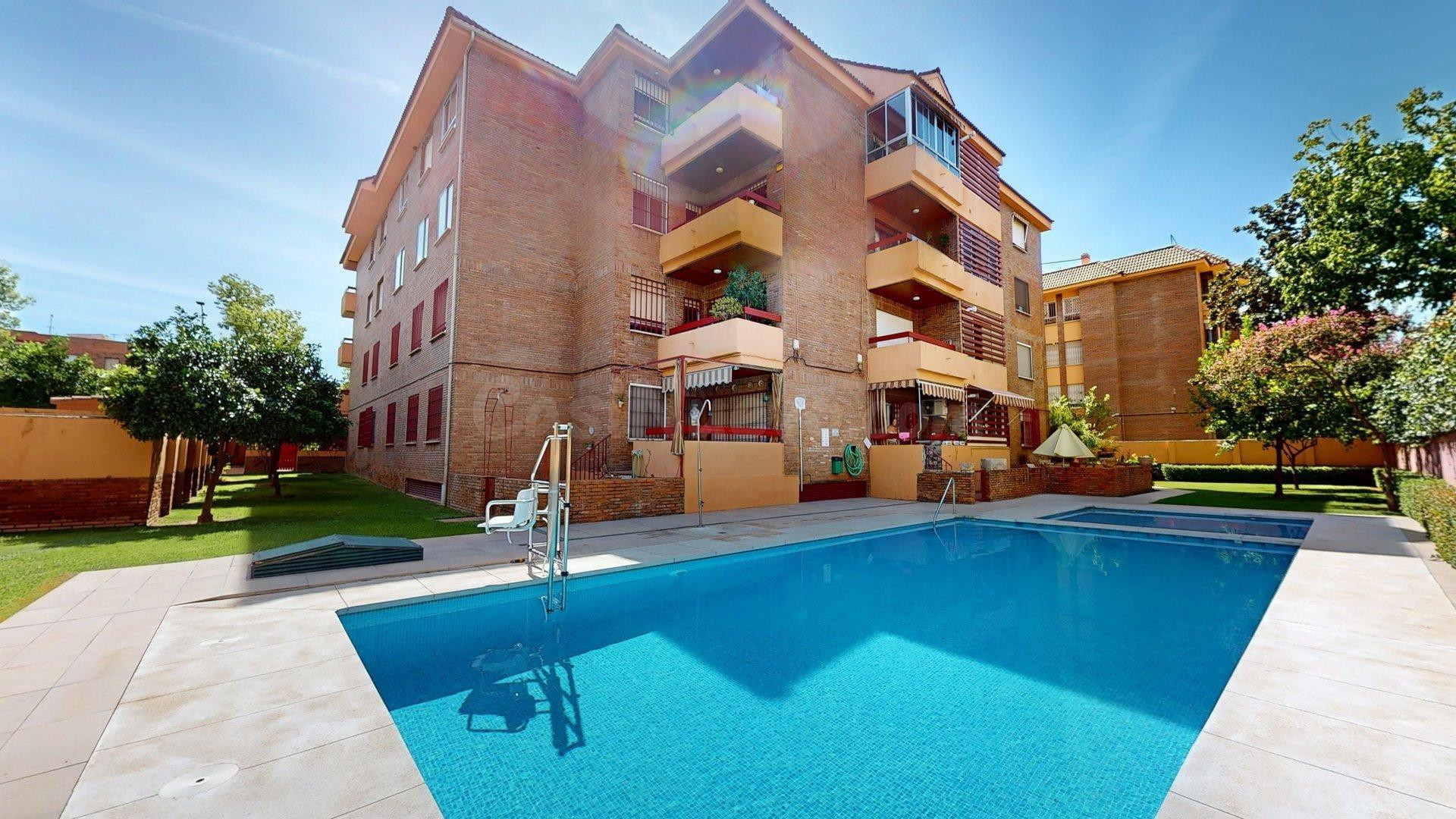 MAGNIFICA VIVIENDA SITUADA EN ESCULTOR FDEZ. MARQUEZ. CON 5 DORMITORIOS, 2 TERRAZAS, 3 BAÑOS,  COCINA CON TERRAZA LAVADERO y AMPLIA COCHERA CON TRASTERO
