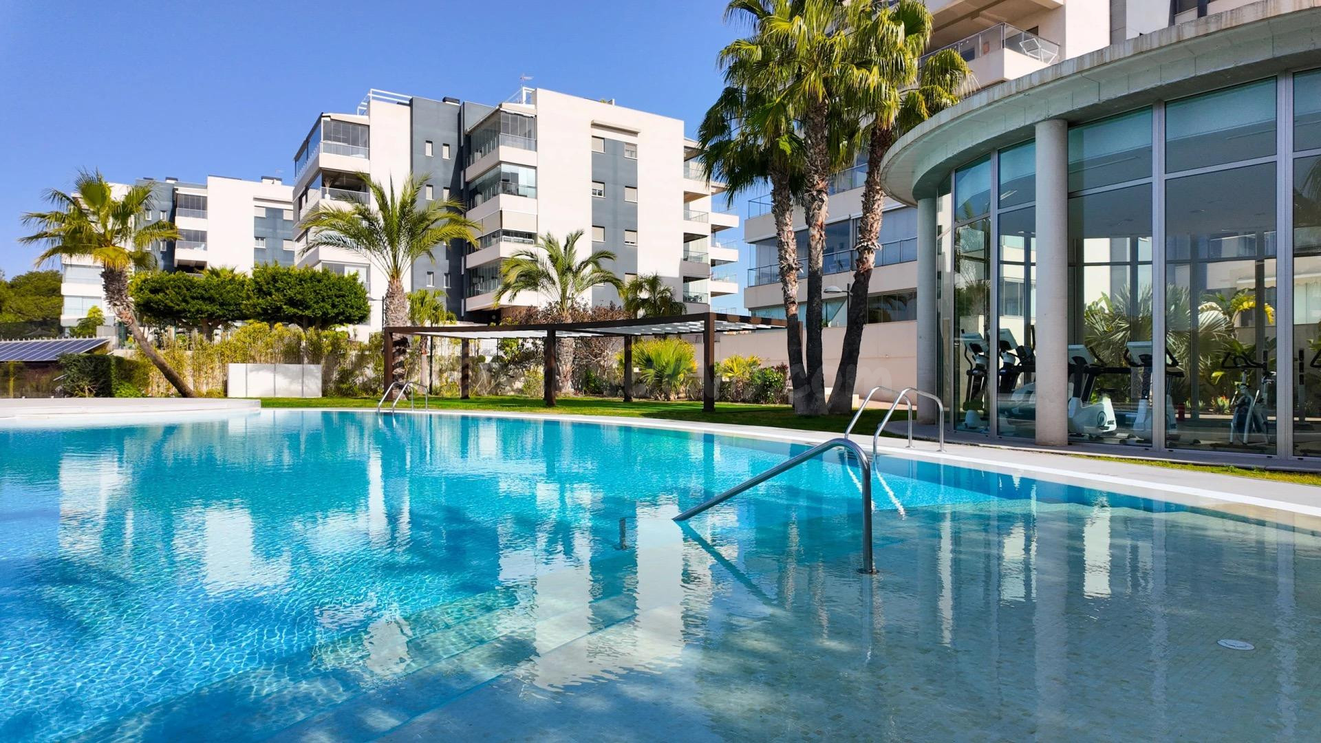 Apartamento de lujo reformado en planta baja con gran terraz
