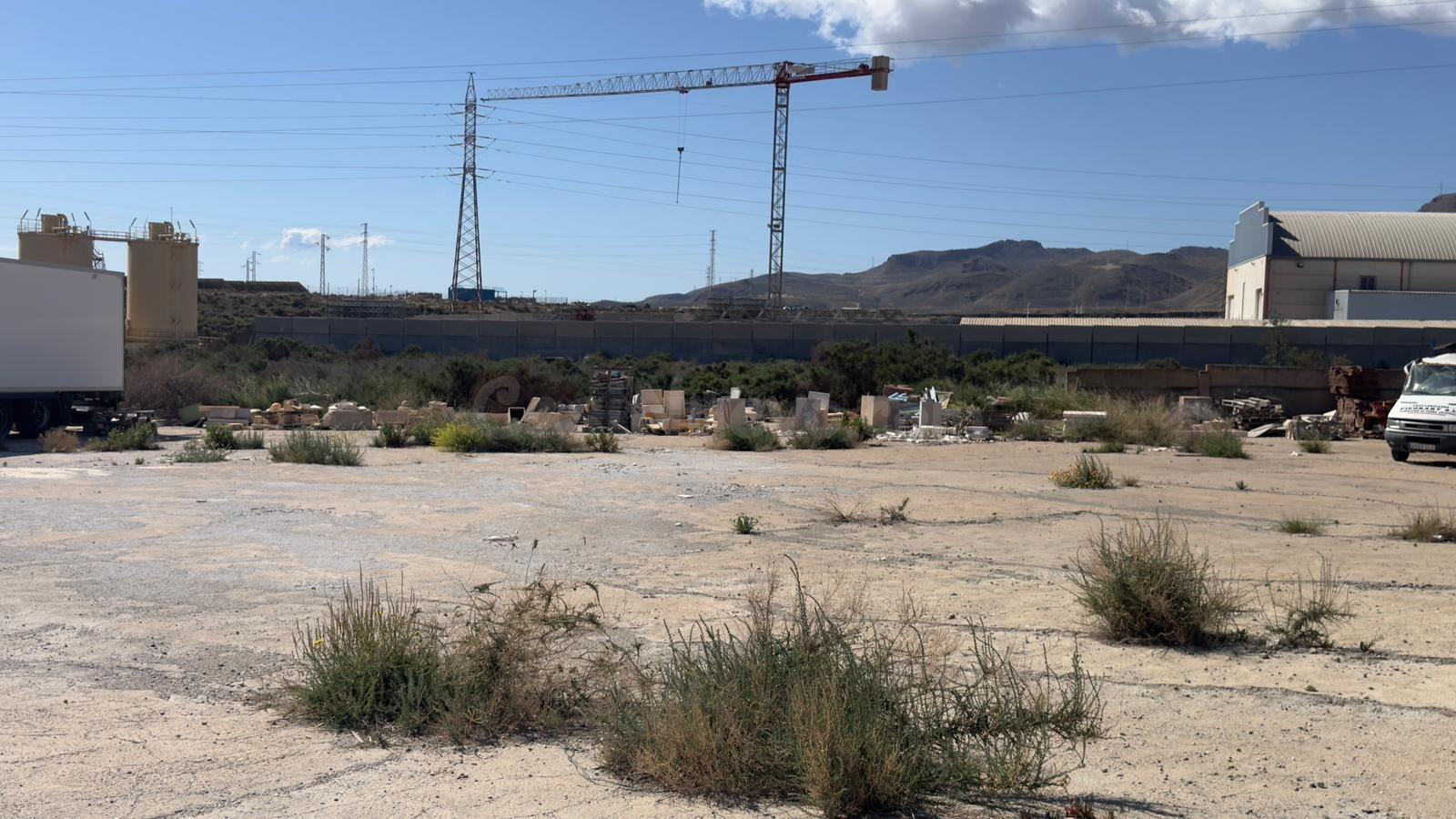 Oportunidad: Amplio Terreno con Naves y Oficinas – Alquiler 