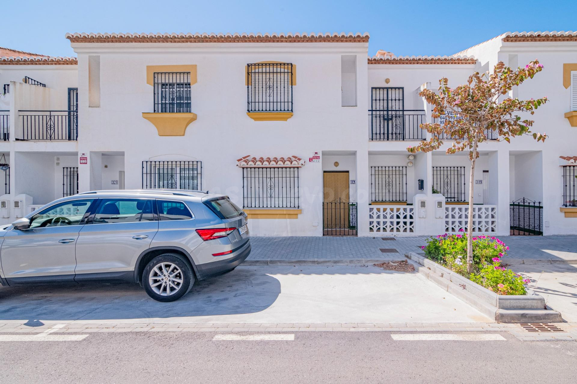CHALET ADOSADO EN SALOBREÑA PLAYA, URB. PRIVADA CON PISCINA  - foto 2