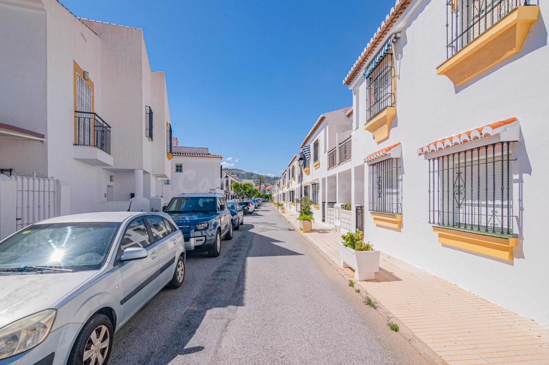 CHALET ADOSADO EN SALOBREÑA PLAYA, URB. PRIVADA CON PISCINA  - foto 3