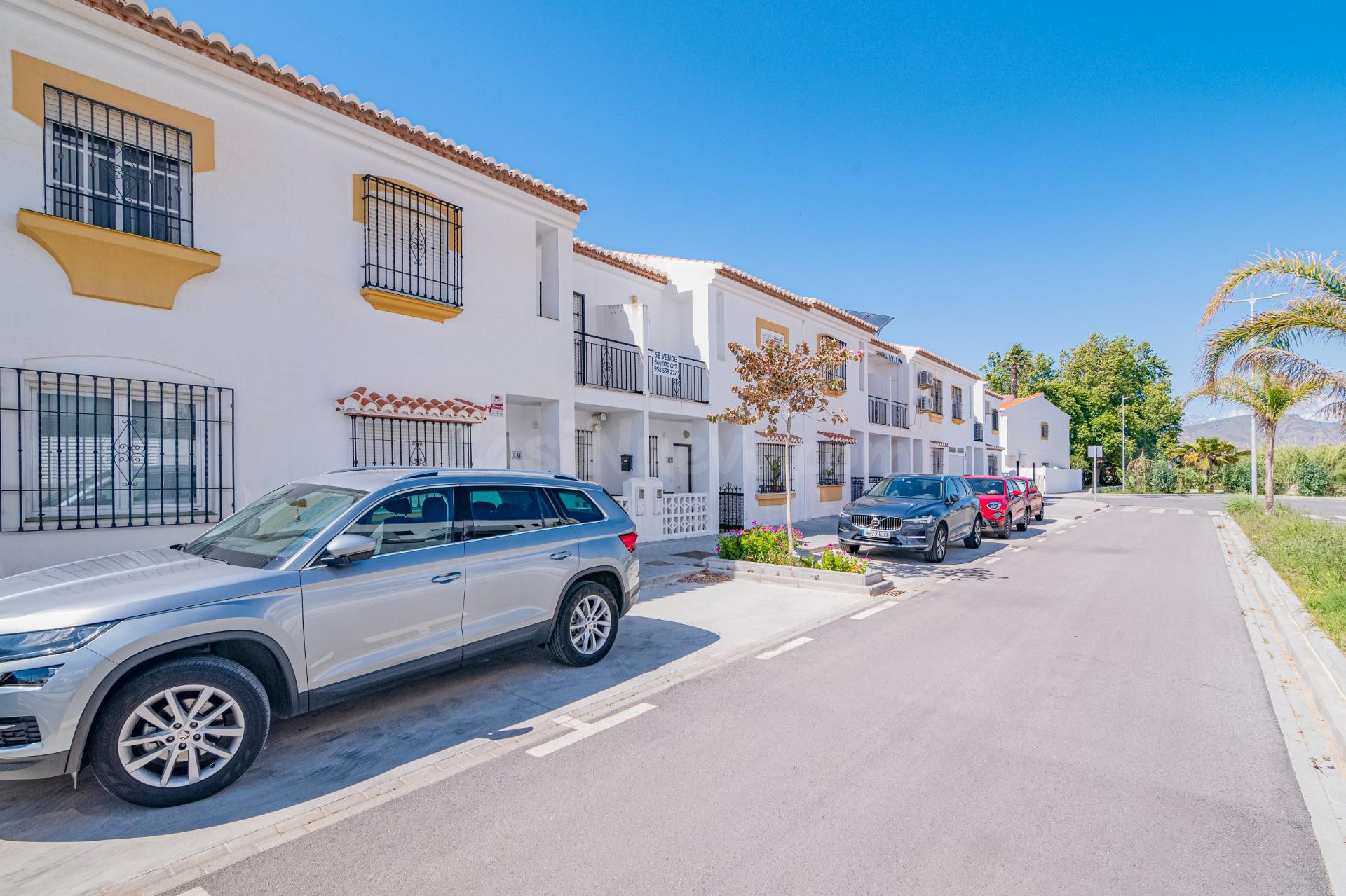 CHALET ADOSADO EN SALOBREÑA PLAYA, URB. PRIVADA CON PISCINA  - foto 4