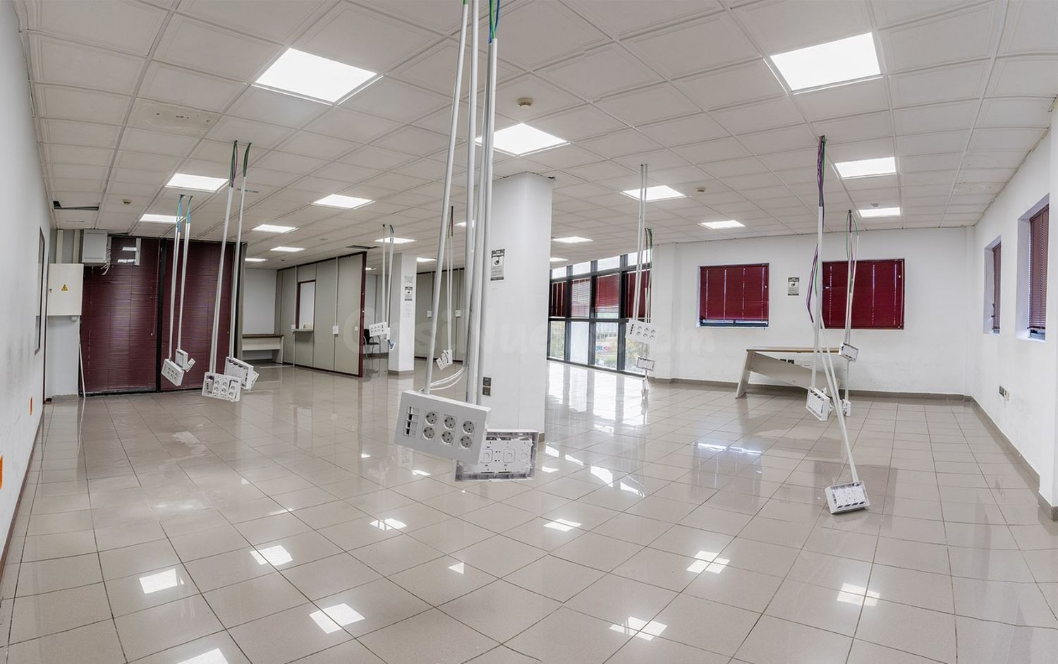 Amplia Oficina en Alquiler: Ideal para tu Negocio en Los Rod - foto 2