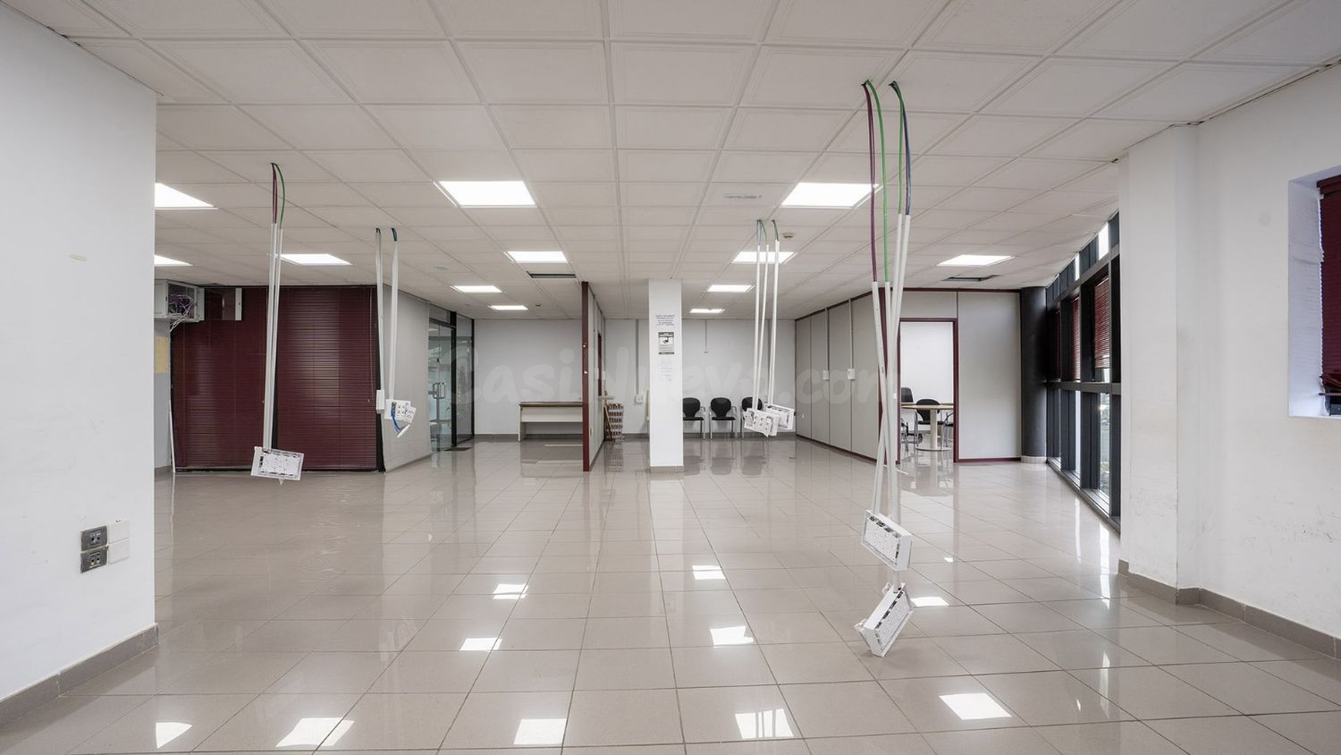 Amplia Oficina en Alquiler: Ideal para tu Negocio en Los Rod - foto 5