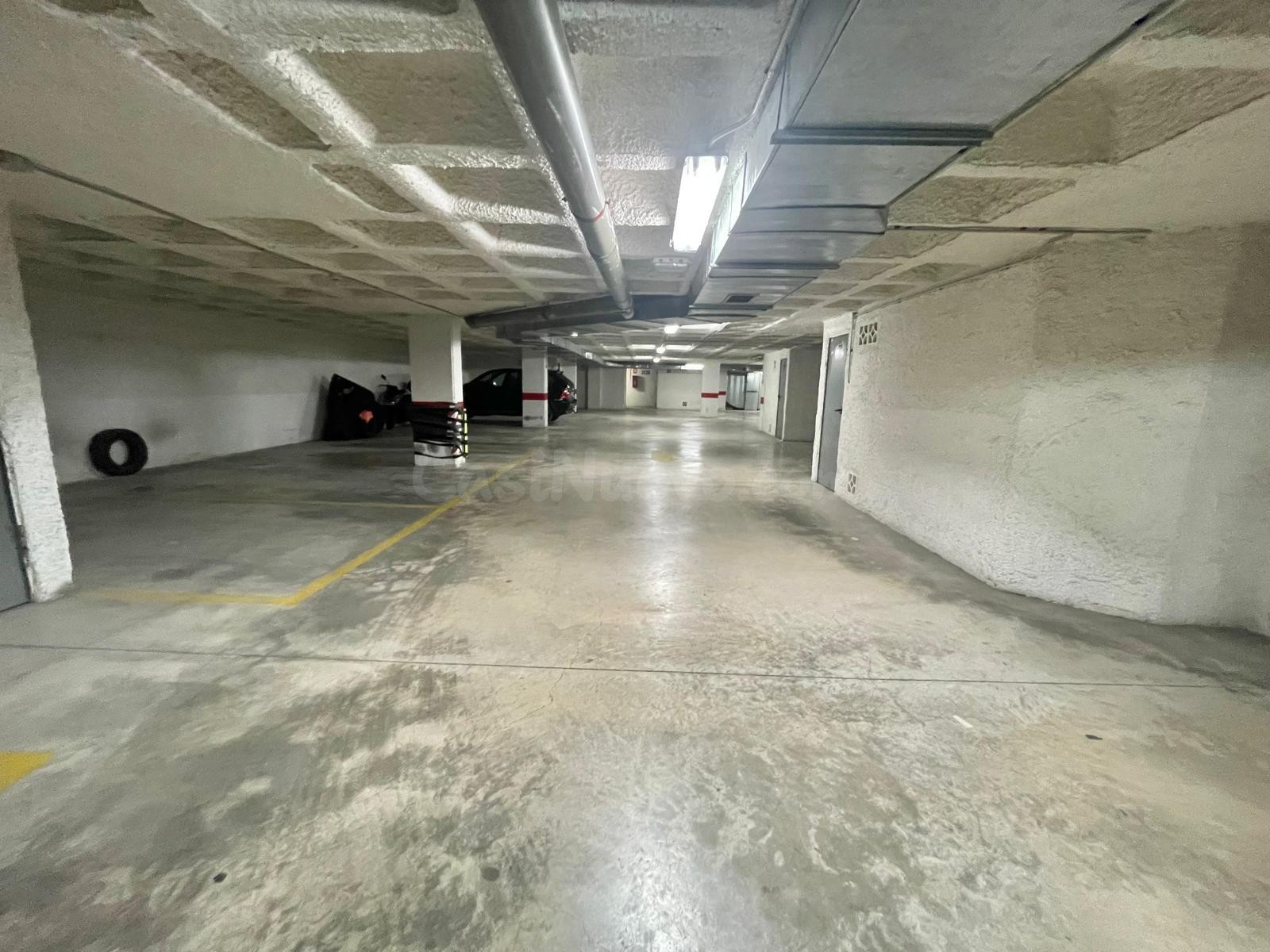Amplia Plaza de Parking en Ubicación Estratégica - foto 2