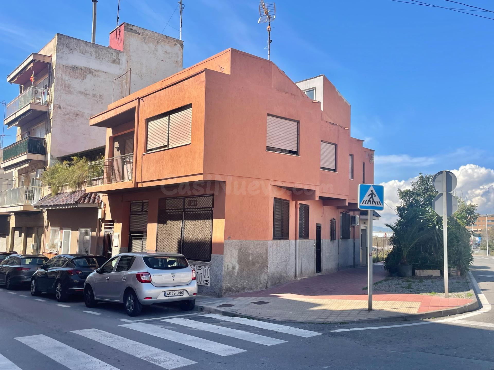 Espaciosa Propiedad en Rentabilidad con Entradas Independientes