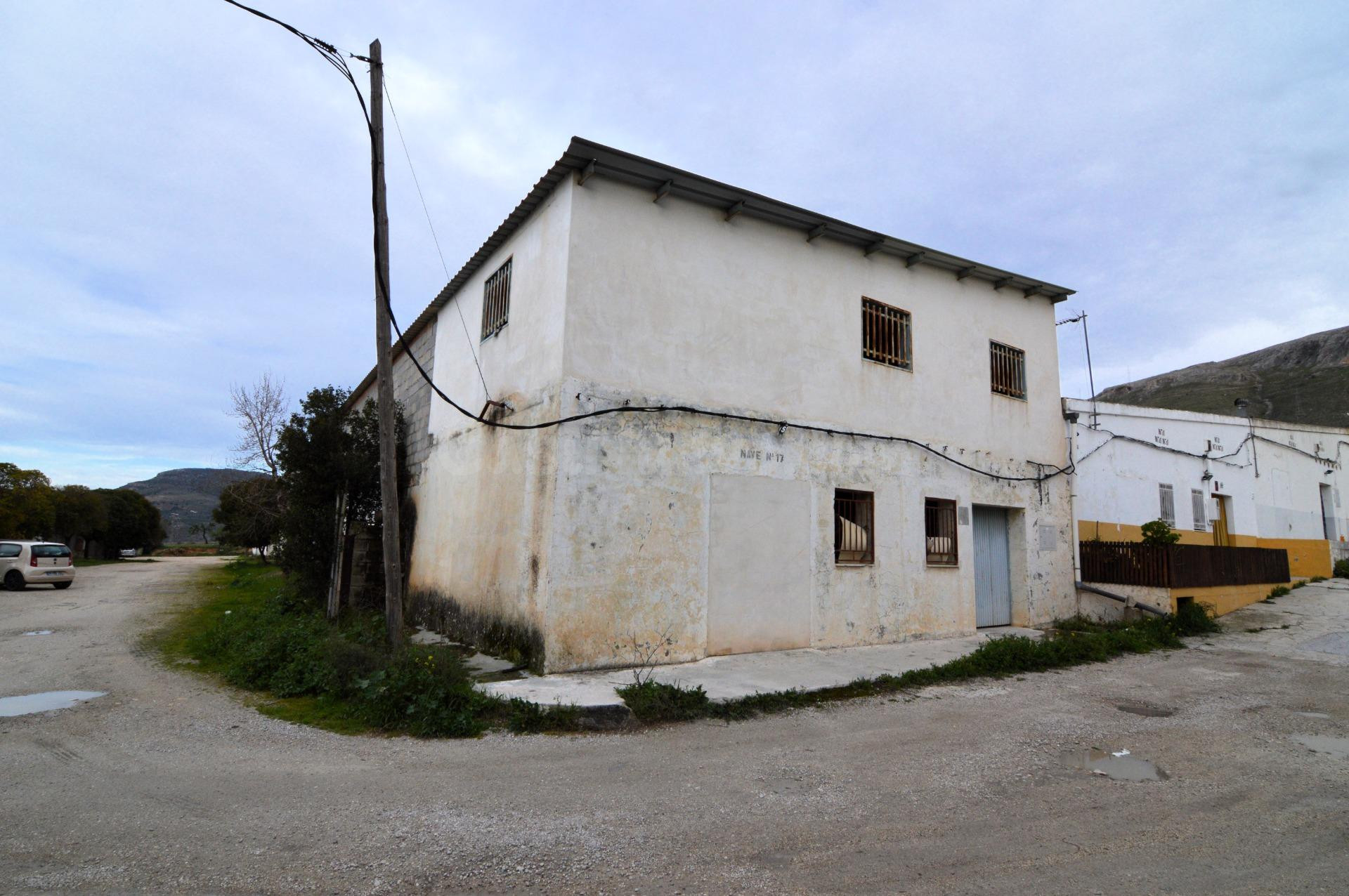 ¡GRAN OPORTUNIDAD! NAVE INDUSTRIAL EN LOJA, UBICACIÓN ESTRATÉGICA! - foto 4