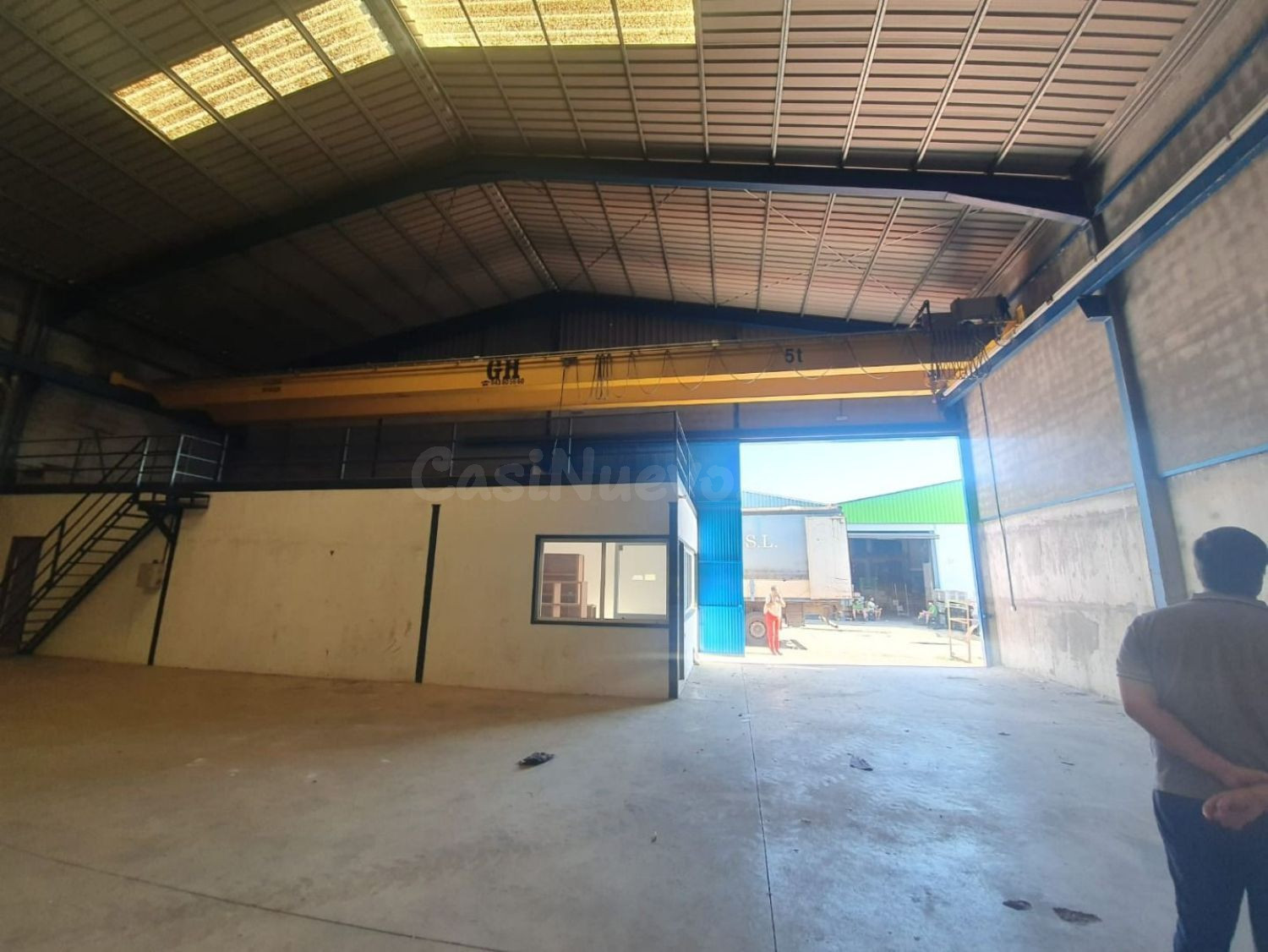 NAVE CON PUENTE GRÚA EN BURGUILLOS