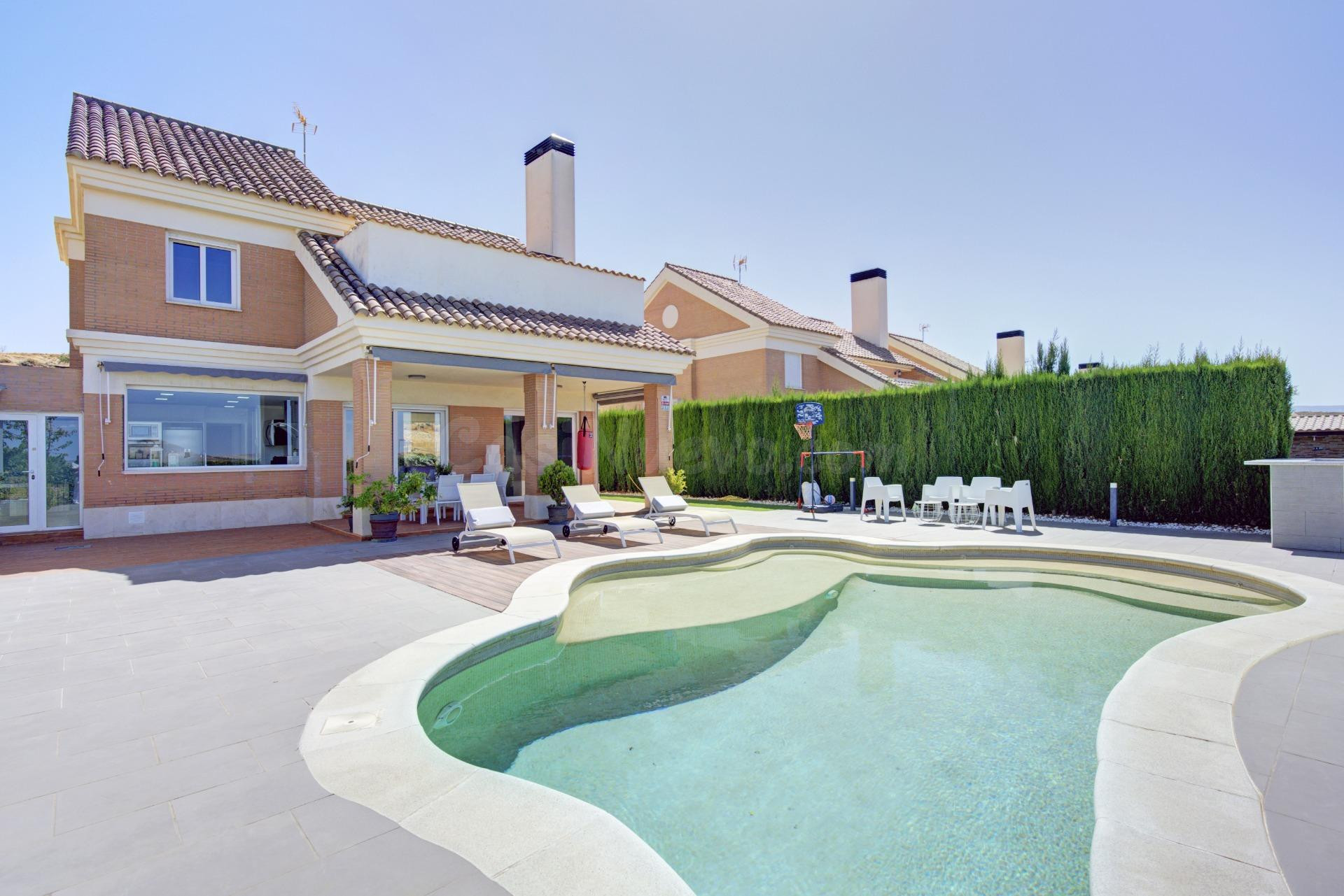 CHALET DE LUJO EN PRIMERA LINEA DE CAMPO DE GOLF
