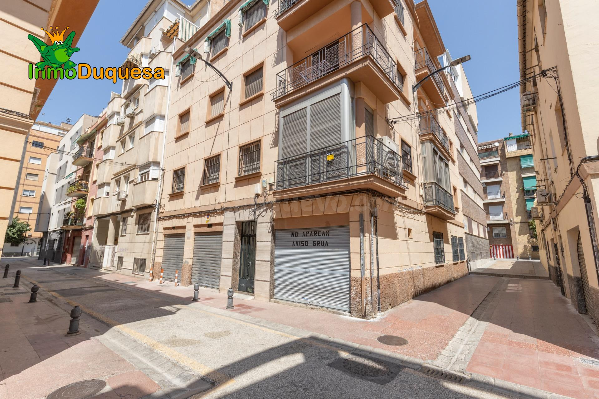 Piso con patio  junto Calle Alhamar.