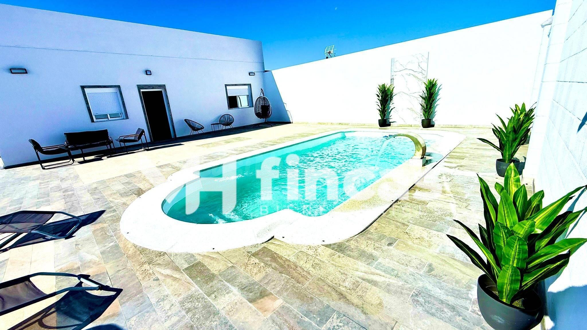 Chalet de obra nueva con piscina, cocina exterior, cenador y - foto 4