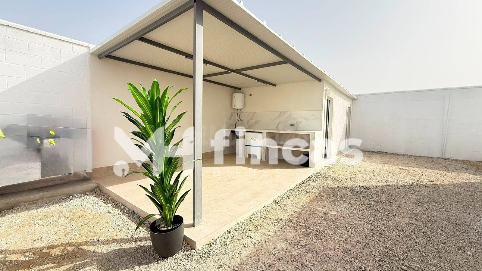 Chalet de obra nueva con piscina, cocina exterior, cenador y - foto 5