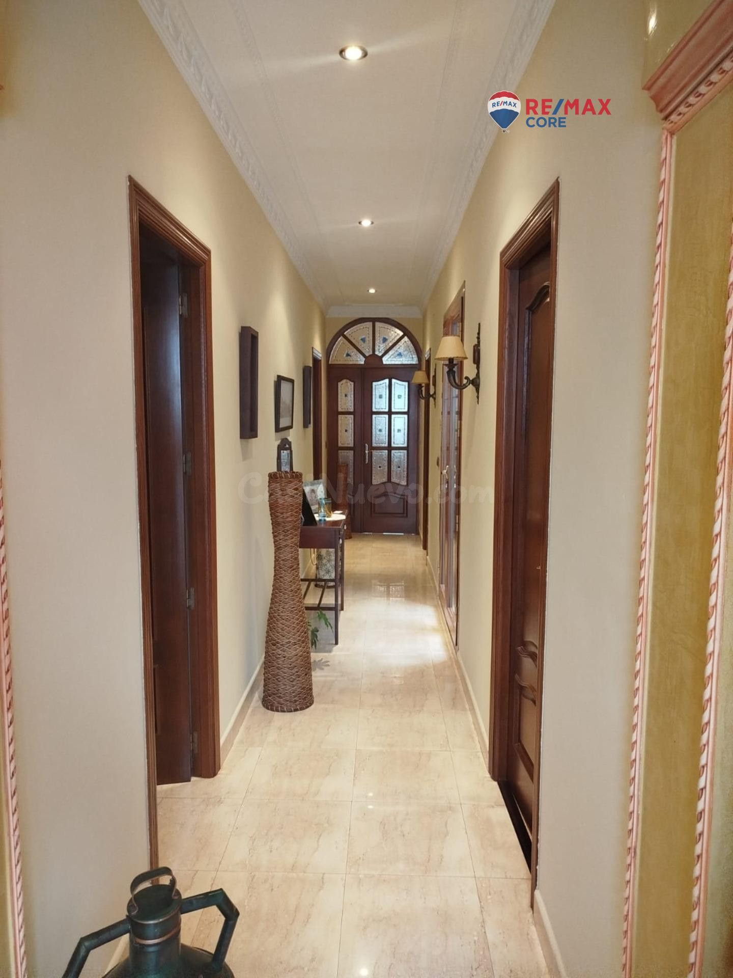 Magnifica Casa de Dos Plantas con Patio Privado - foto 5