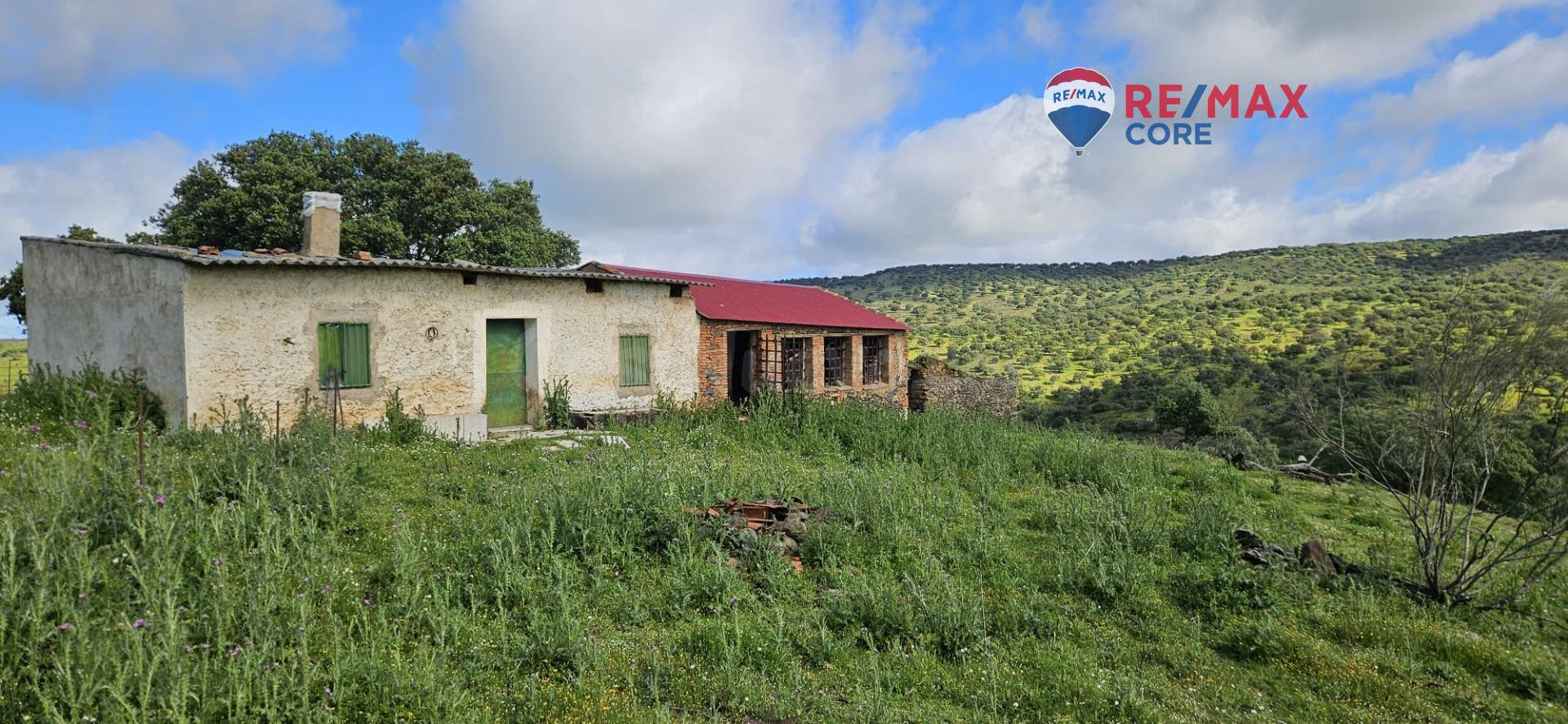 Finca de Recreo con Cortijo y Nave Ganadera