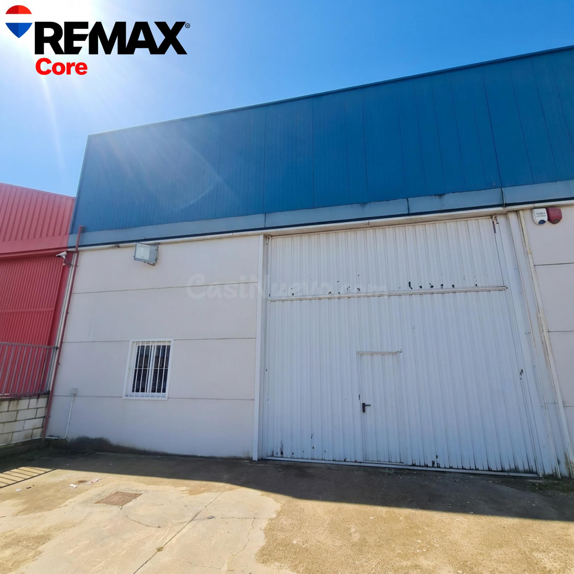 Dos Amplias Naves Industriales con Instalaciones Completas y