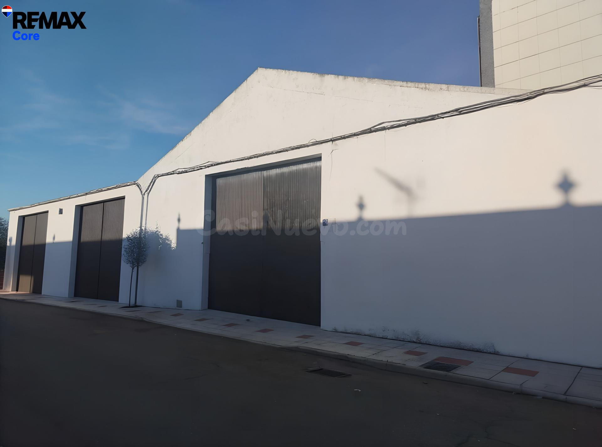 Amplia Propiedad Comercial con Salida a Dos Calles y Espacio