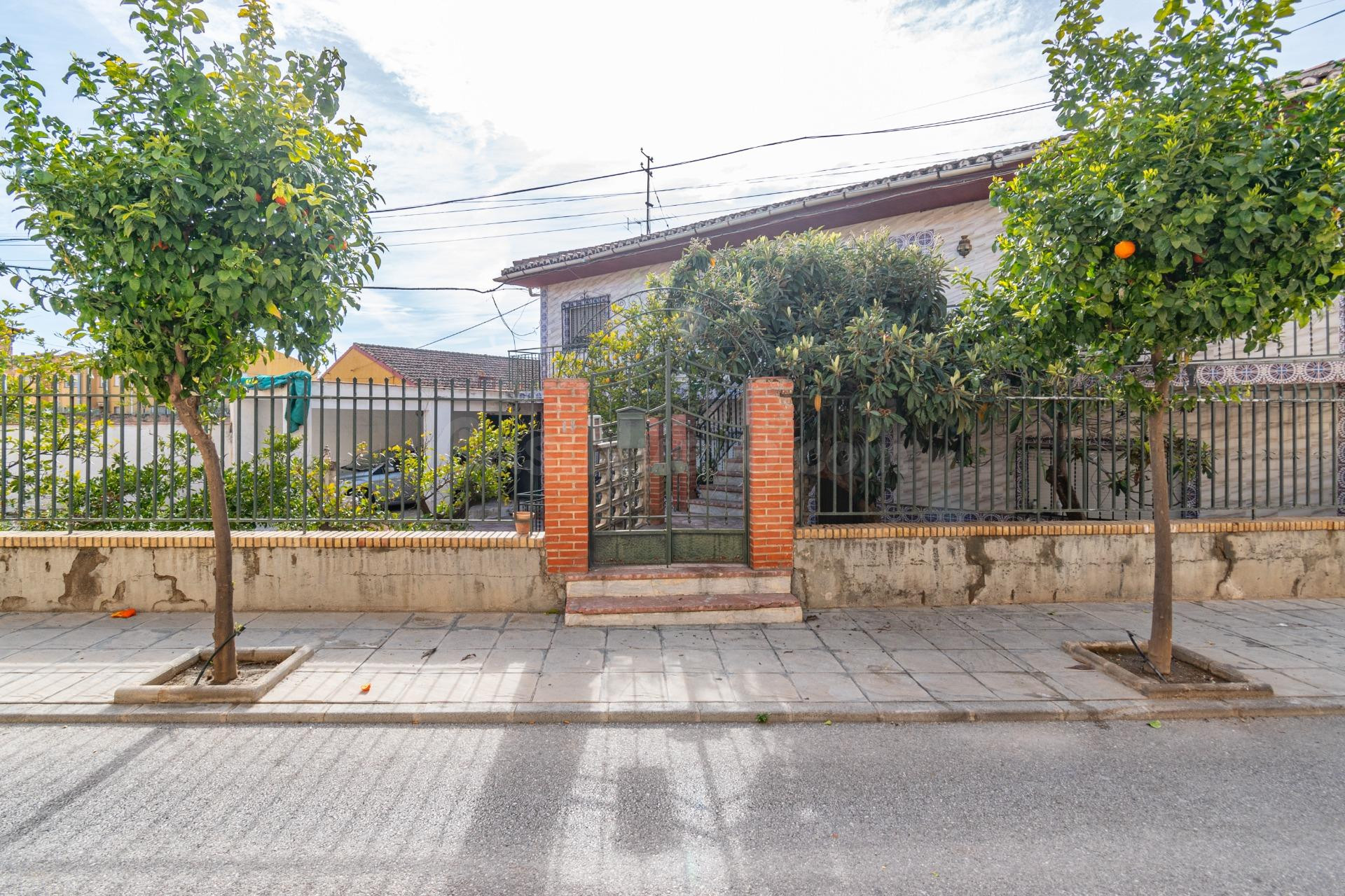 GRAN VIVIENDA SOBRE SOLAR DE 781 M.