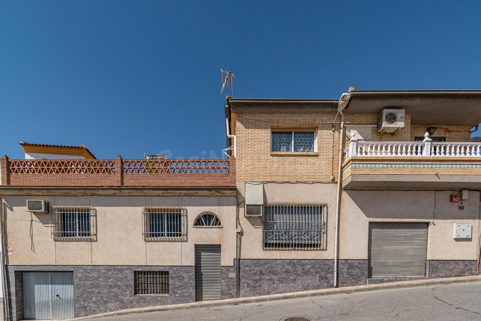 Gran Casa en Esquina en Atarfe – 4 Dormitorios, Piscina, Gar - foto 4
