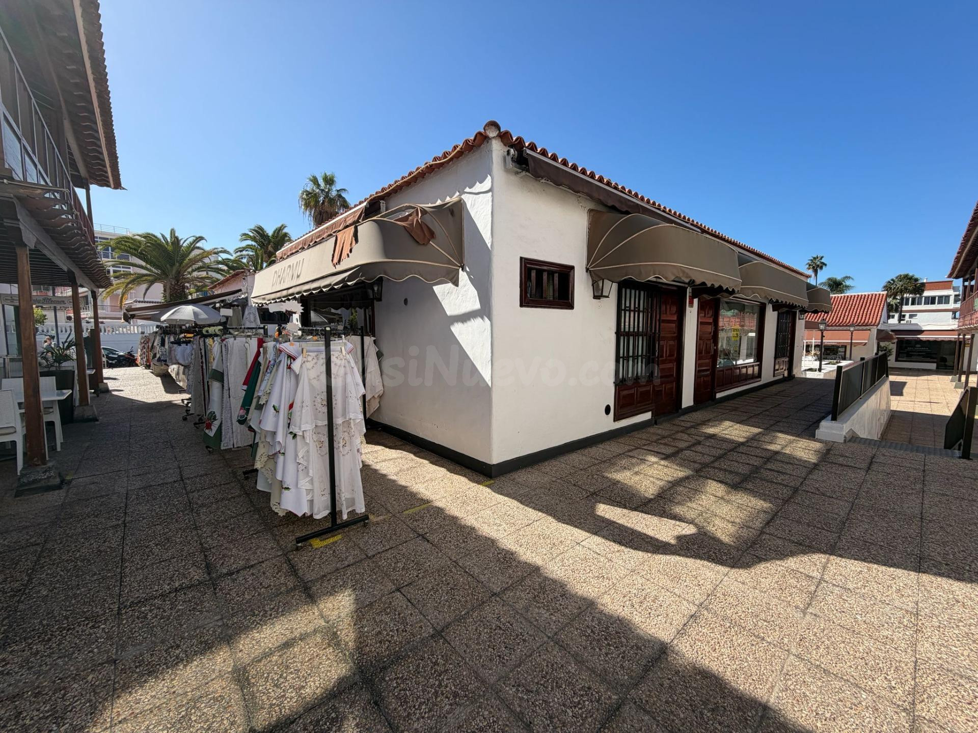 VENTA DE TRES LOCALES COMERCIALES, CON TERRAZA Y ALMACÉN. ZO - foto 2