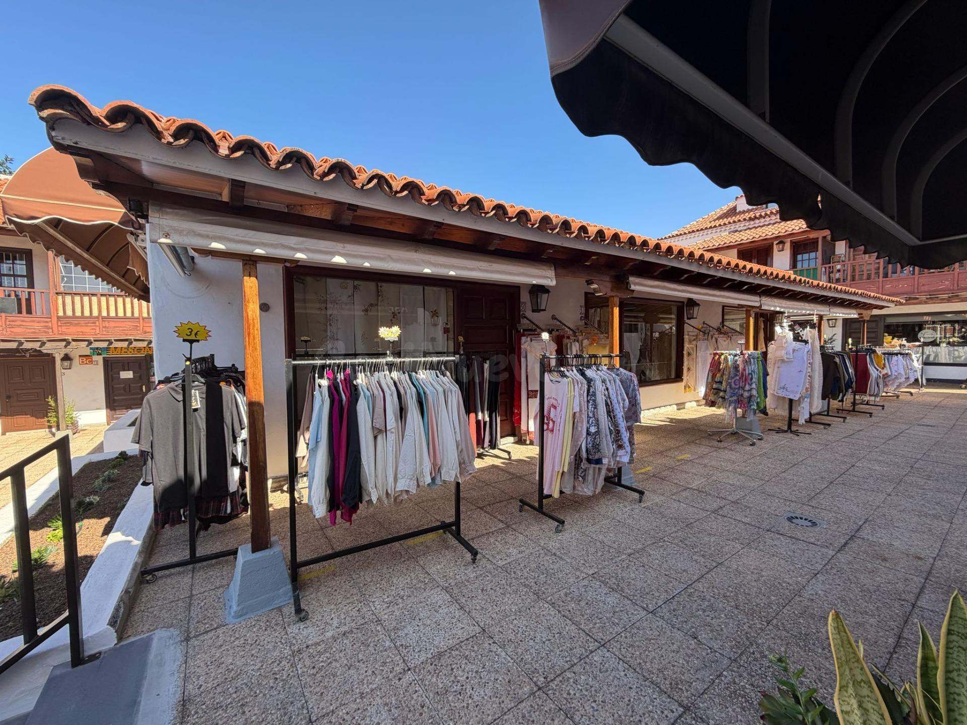 VENTA DE TRES LOCALES COMERCIALES, CON TERRAZA Y ALMACÉN. ZO - foto 4
