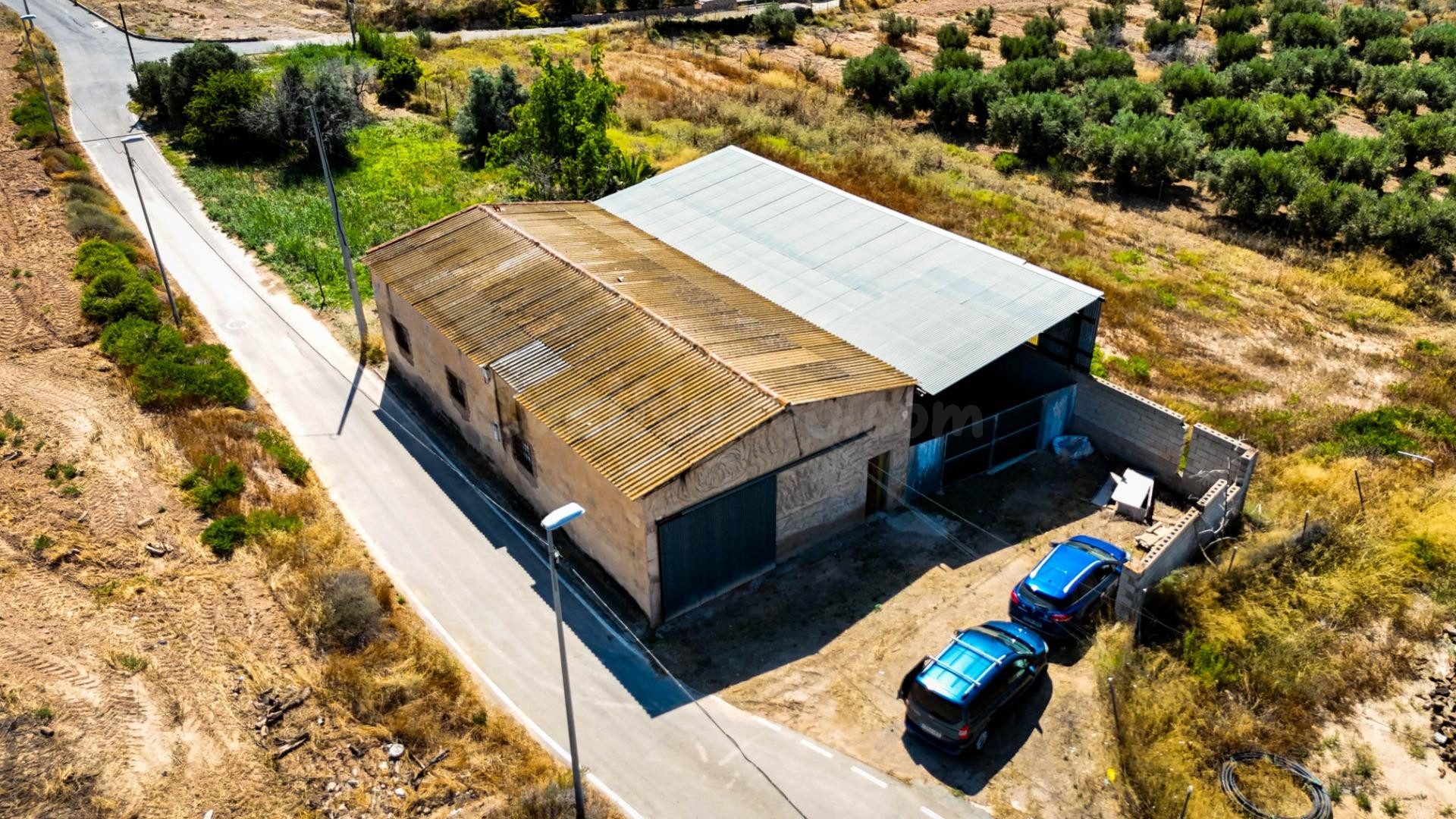 Nave con terreno en La Tercia