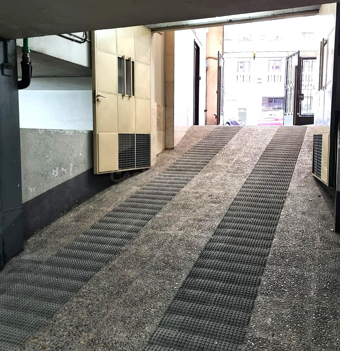 Plaza para coche pequeño en Trafalgar - foto 4