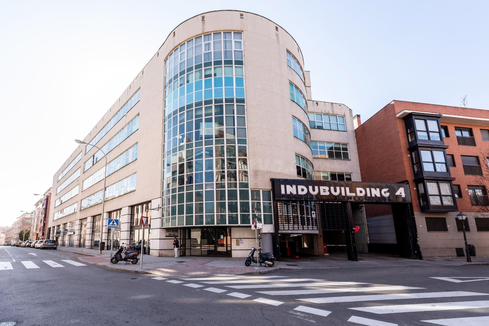 Nave exterior en edificio exclusivo con garaje y vigilancia 