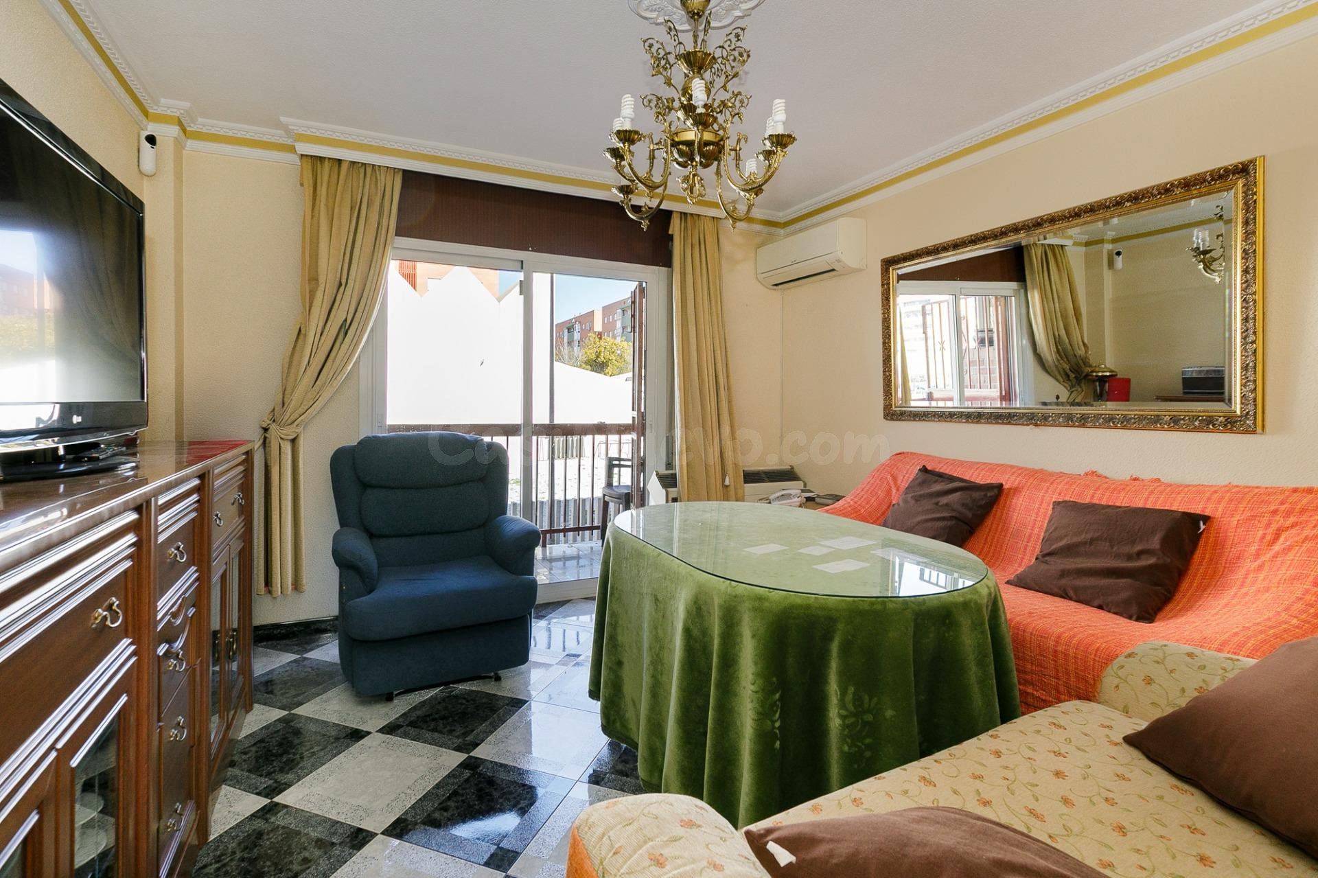 Piso 80 m2 útiles con terraza y patio en Granada | 3 dormito - foto 2