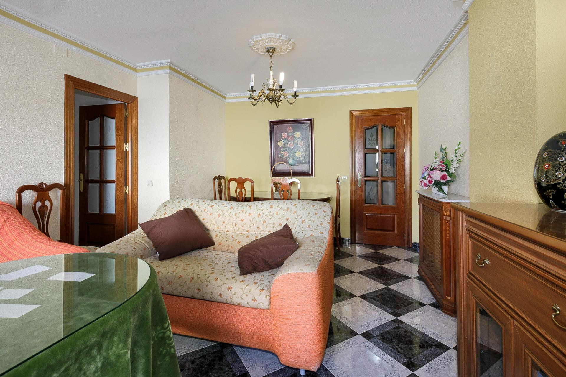 Piso 80 m2 útiles con terraza y patio en Granada | 3 dormito - foto 3