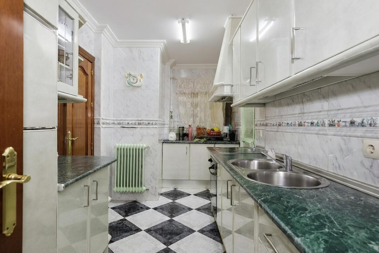Piso 80 m2 útiles con terraza y patio en Granada | 3 dormito - foto 4