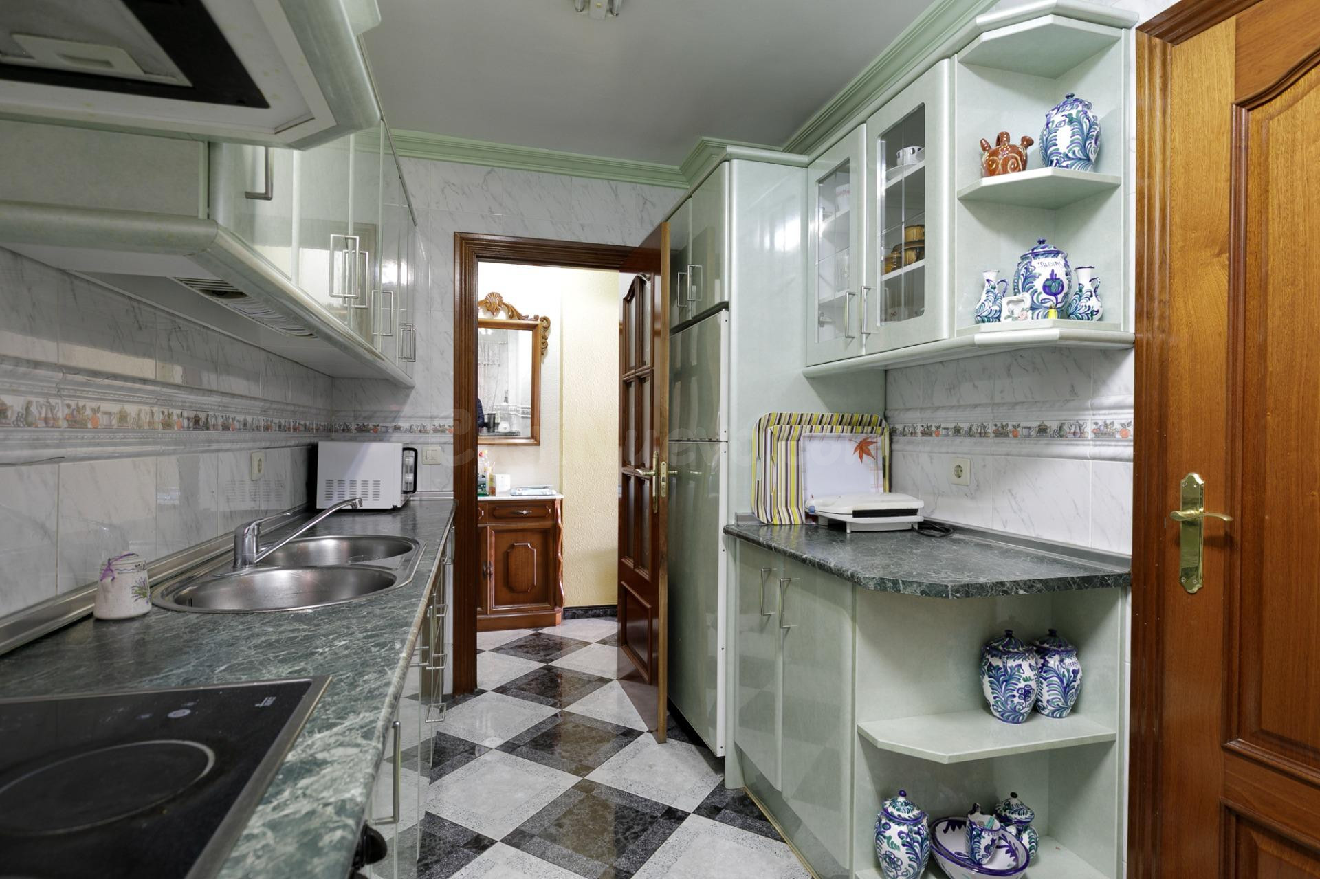 Piso 80 m2 útiles con terraza y patio en Granada | 3 dormito - foto 5