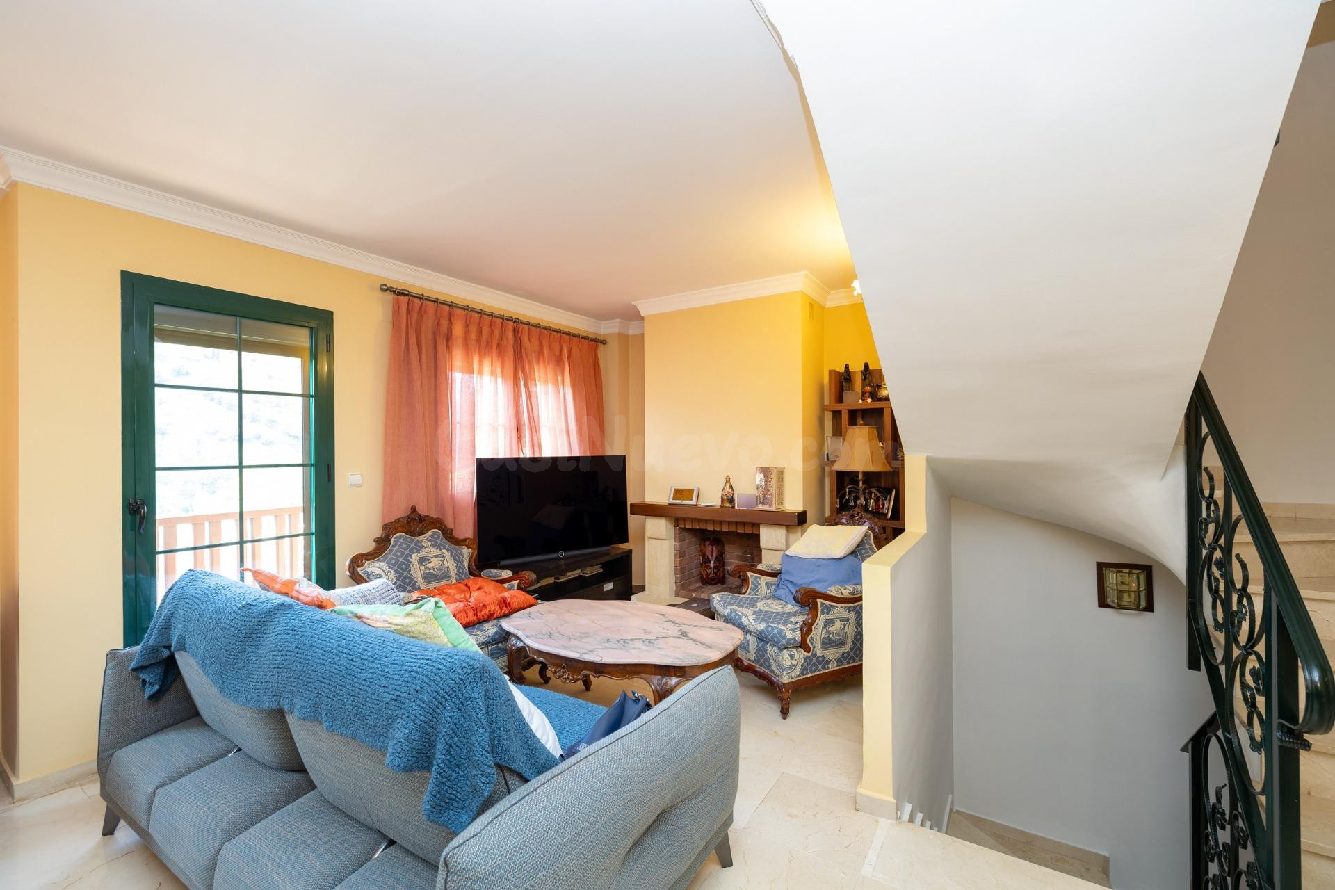 SE VENDE CASA ADOSADA URB. LA BERMEJANA, 4 DORM,3 BAÑOS. 2 S - foto 2
