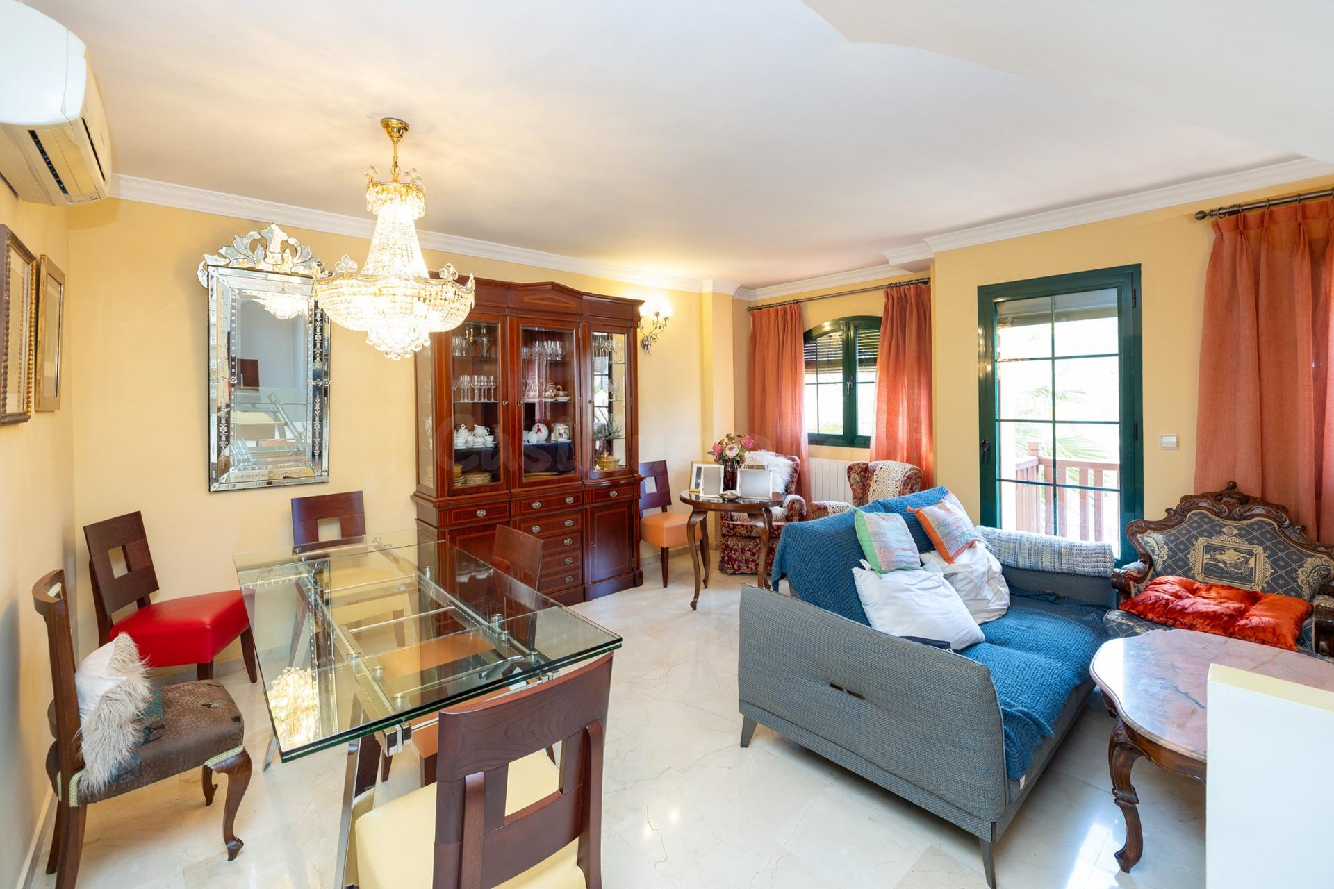 SE VENDE CASA ADOSADA URB. LA BERMEJANA, 4 DORM,3 BAÑOS. 2 S - foto 3
