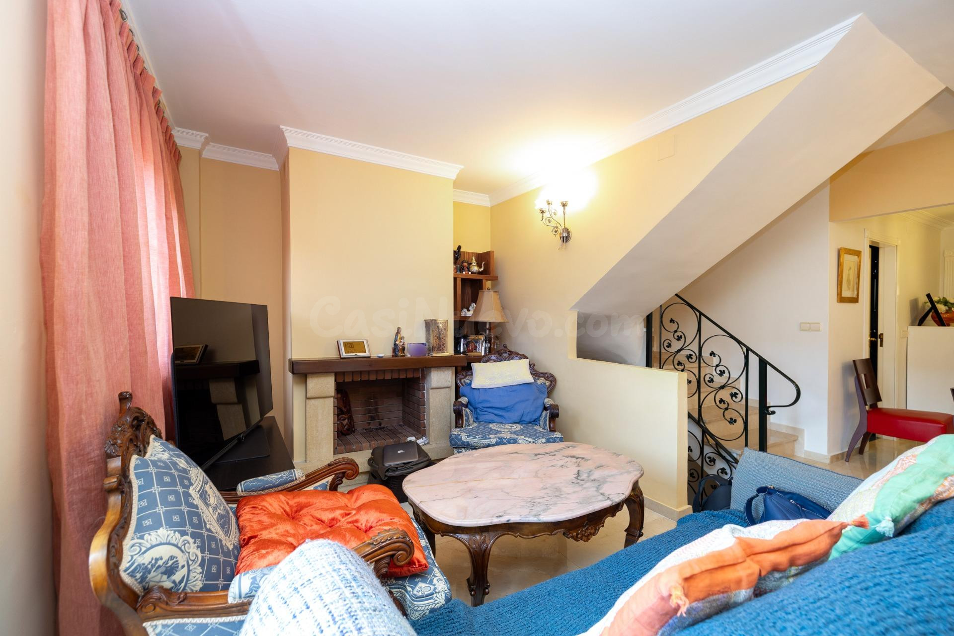 SE VENDE CASA ADOSADA URB. LA BERMEJANA, 4 DORM,3 BAÑOS. 2 S - foto 4