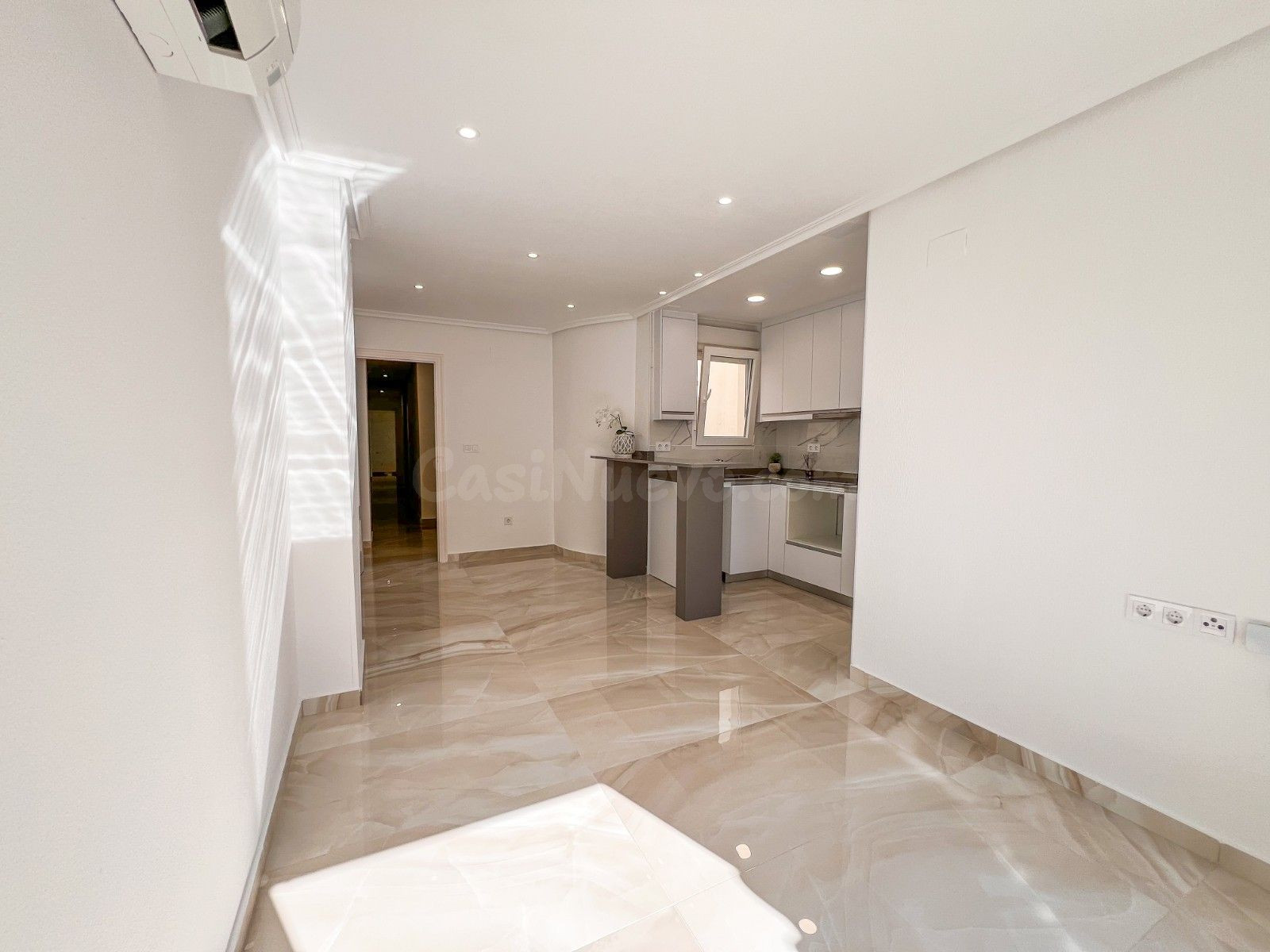 Ático reformado y céntrico con terraza orientada al sur y azotea privada. - foto 3