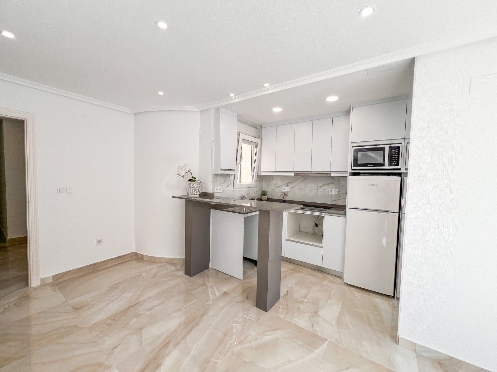 Ático reformado y céntrico con terraza orientada al sur y azotea privada. - foto 4