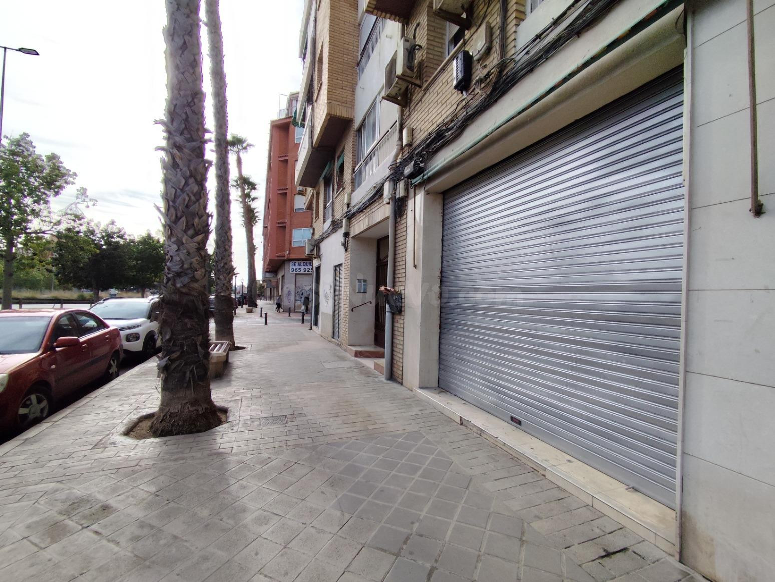 Local comercial muy luminoso sobre avenida principal - foto 2