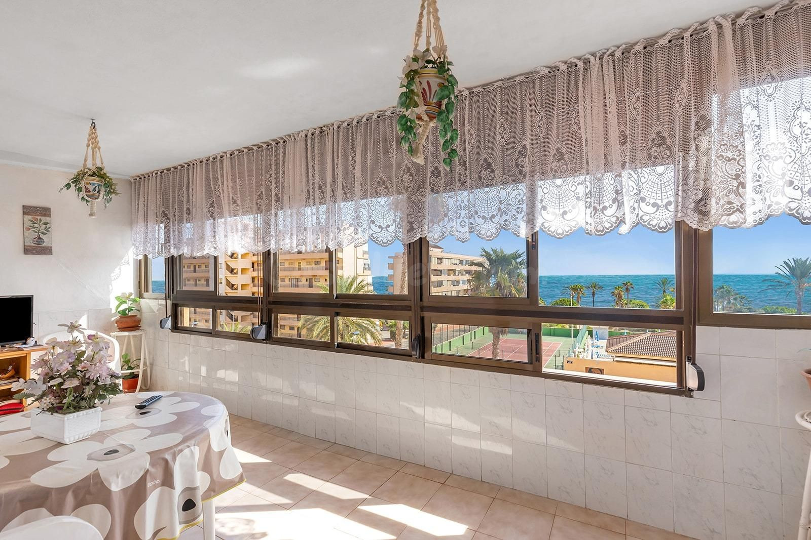 Apartamento de dos dormitorios con vistas la mar - foto 2