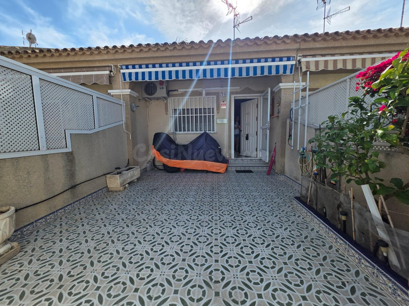 Amplia Vivienda en Venta en Los Alcázares con Gran Potencial