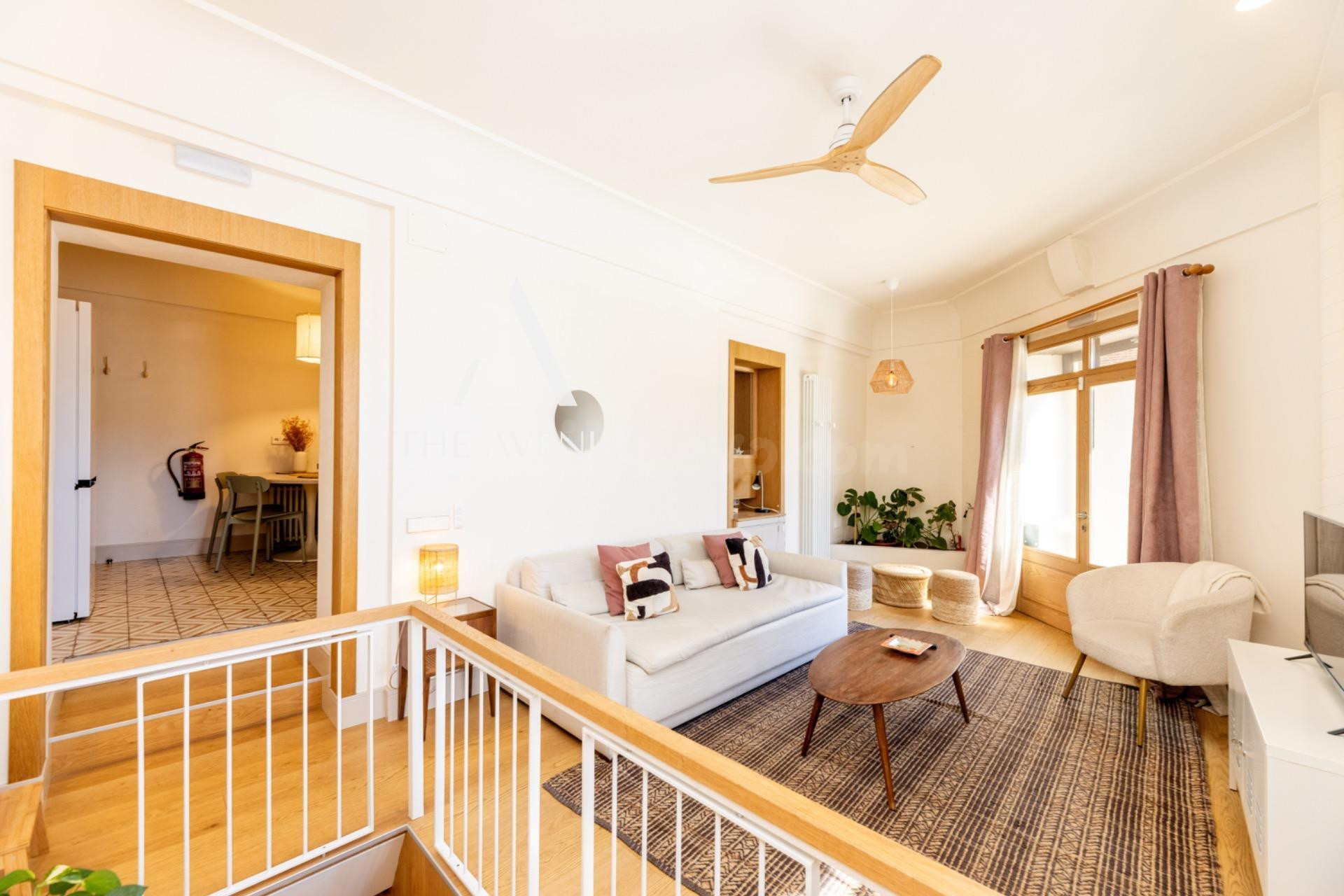 Piso reformado y con licencia turística a la venta en Argüel - foto 2